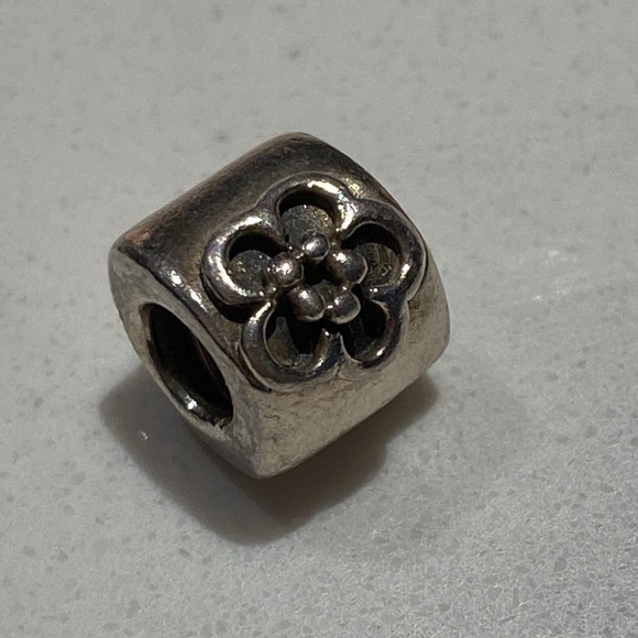 Pandora, Silver Daisy charm - Picture 2 of 2